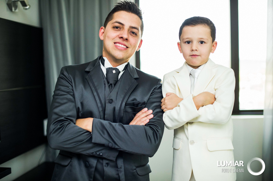 noivo e pajem indo para o casamento