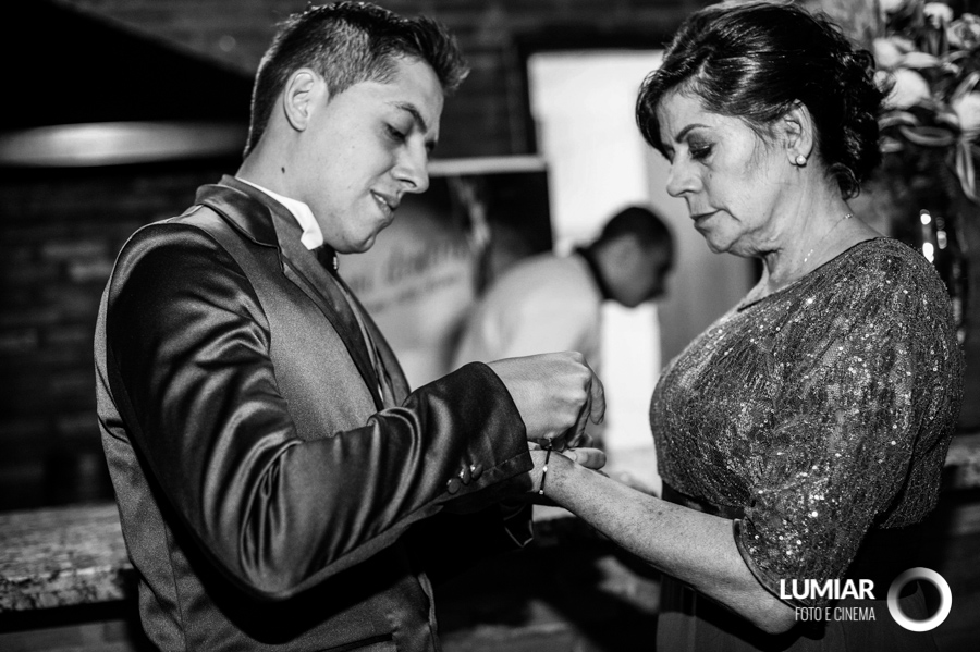 noivo recepcionando convidados