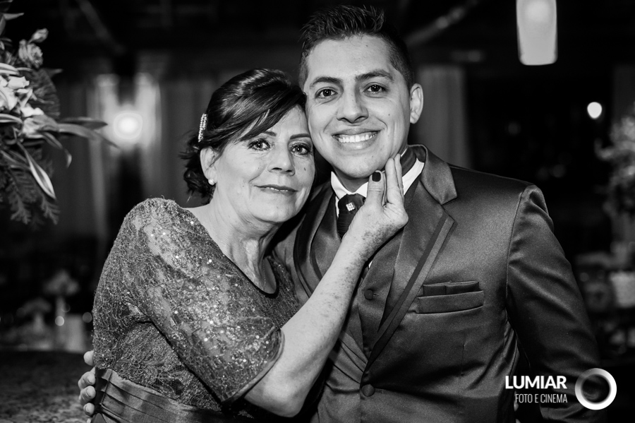 mãe do noivo emocionada com o casamento