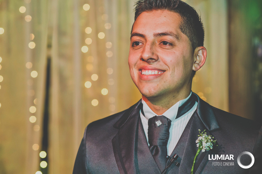 noivo se emociona com entrada da noiva