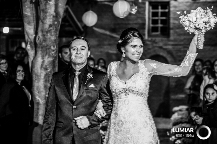 noiva entra com pai no altar