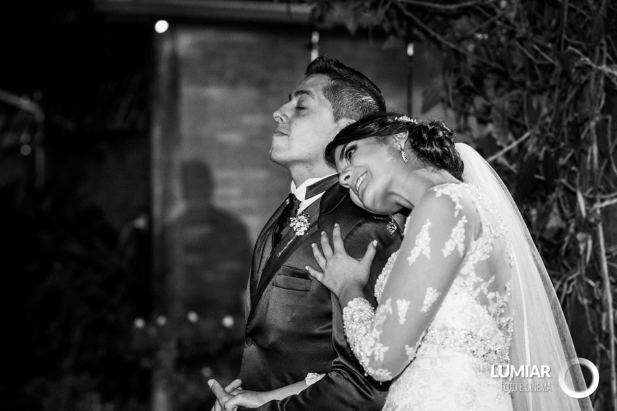 noivos juntos durante a cerimonia