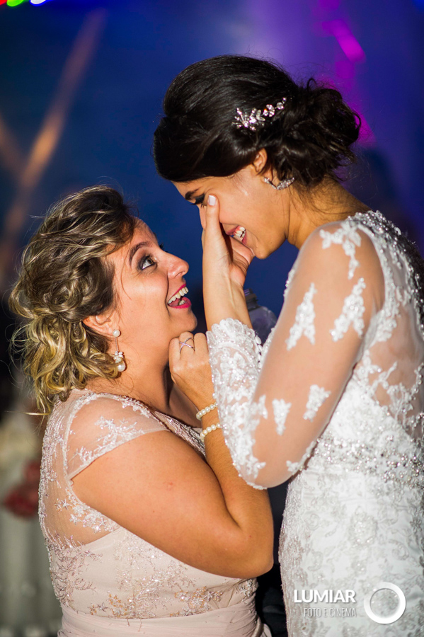 noivos se divertem em festa de casamento