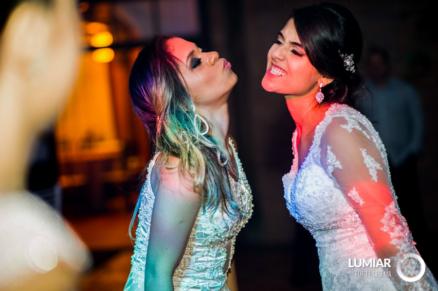 noiva se diverte em festa de casamento