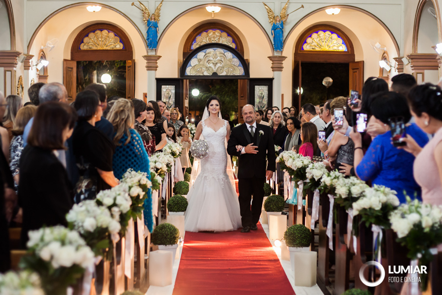entrada da noiva ao lado do pai