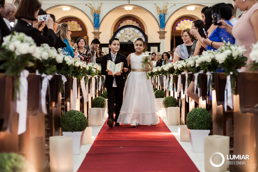 pajens trazendo a bíblia