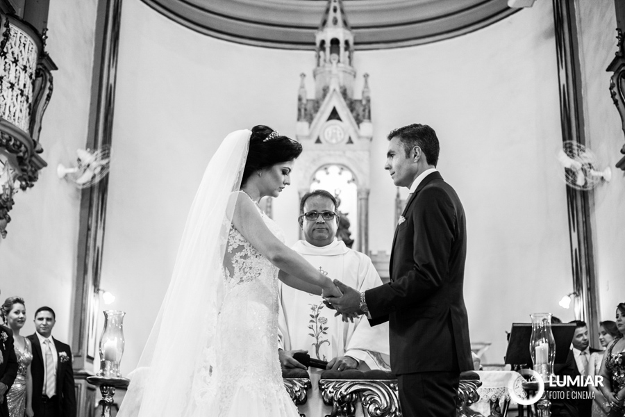 noivos se emocionam no altar