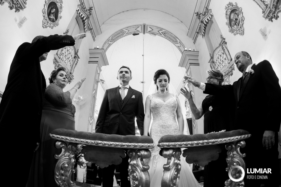 noivos são abençoados no altar