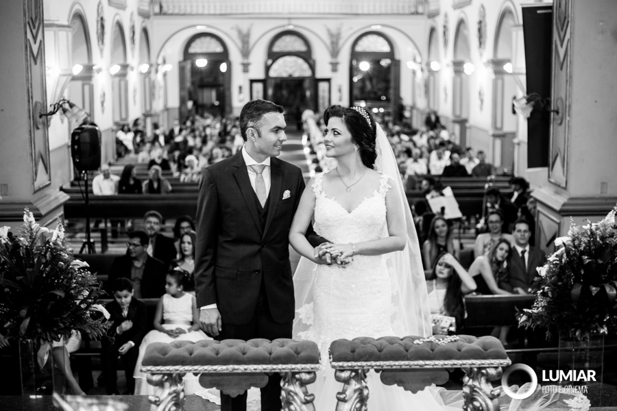 noivos se emocionam no altar