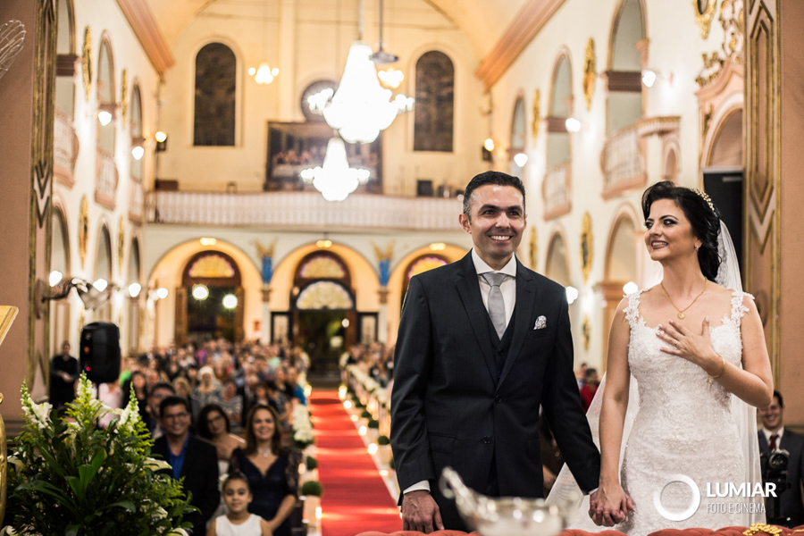 noivos se divertem em cerimônia na igreja