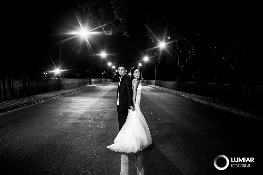ensaio urbano com noivos