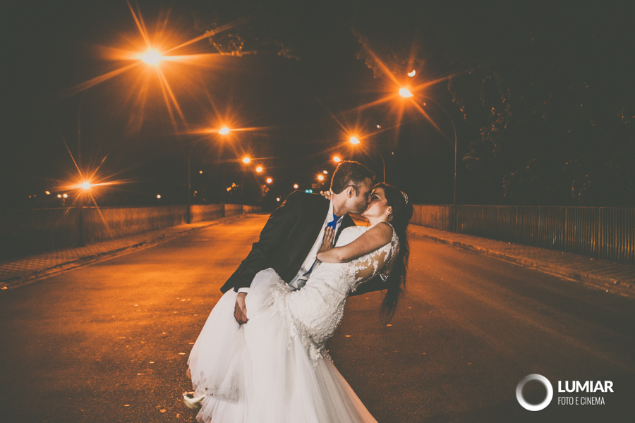 ensaio na cidade com noivos