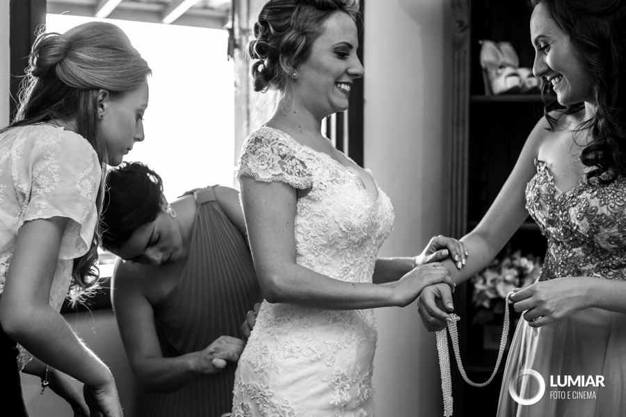 irmã ajuda noiva para o casamento