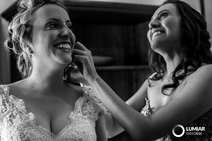 irmã ajuda noiva para o casamento
