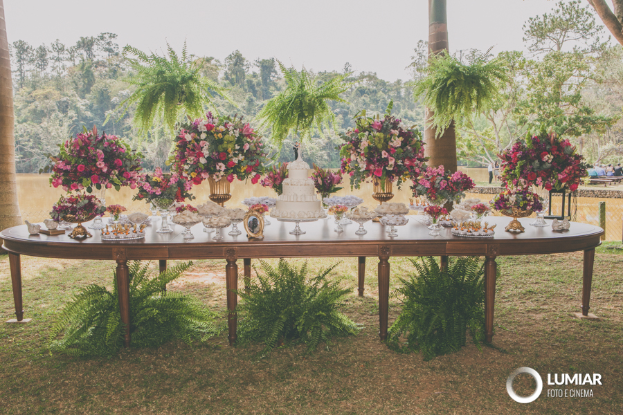 mesa do bolo de um lindo casamento no campo