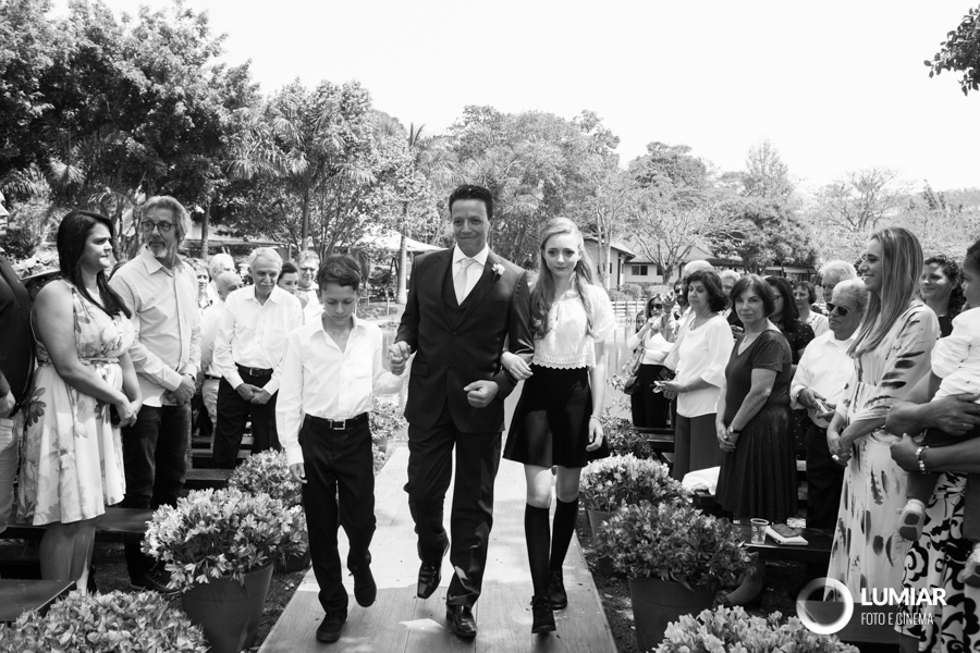 noivo entra com os filhos no altar