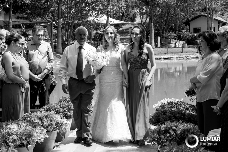 noiva entra com irmã e padrastro no altar