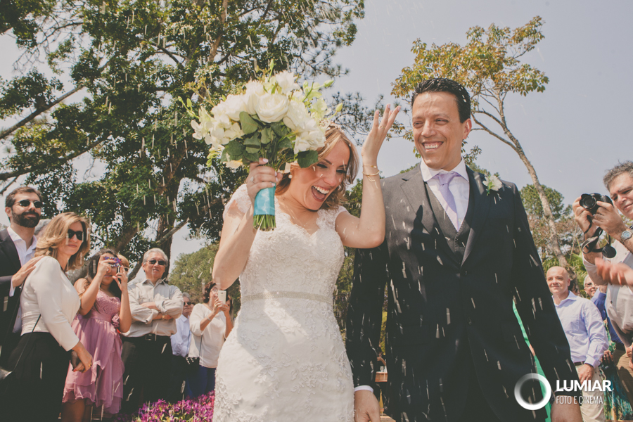 chuva de arroz nos noivas