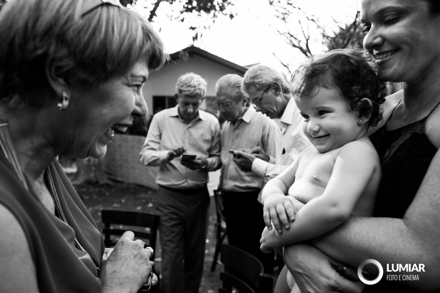 convidados entretidos no casamento