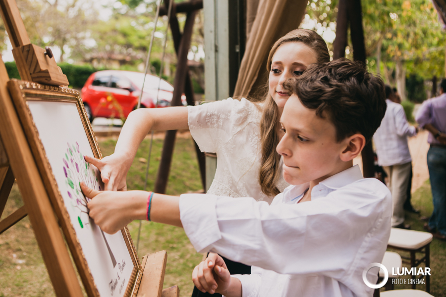 convidados entretidos no casamento