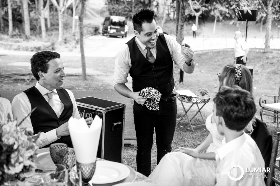 convidados entretidos no casamento