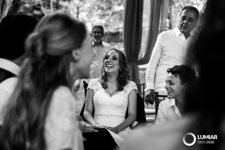 convidados entretidos no casamento