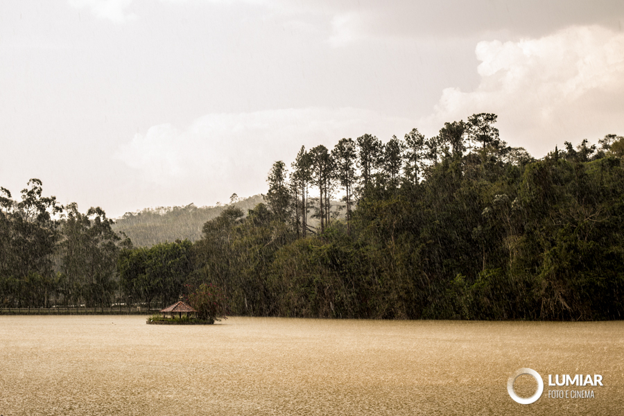 chuva para encerrar um casamento dos sonhos
