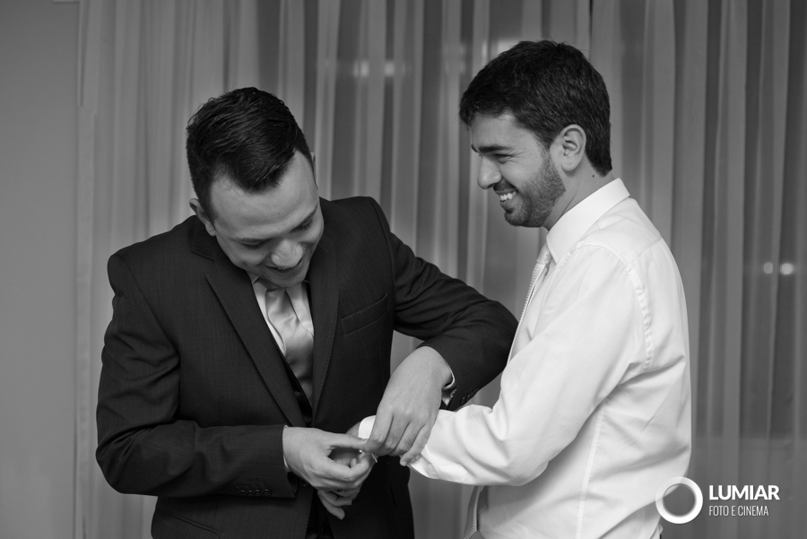 noivo se prepara para o casamento