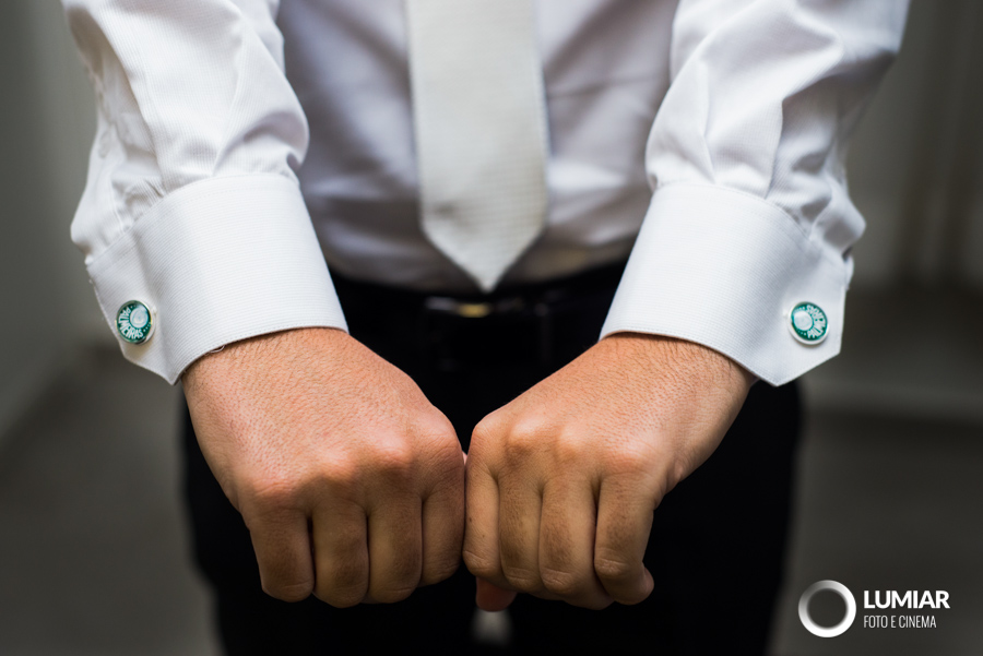 noivo se prepara para o casamento