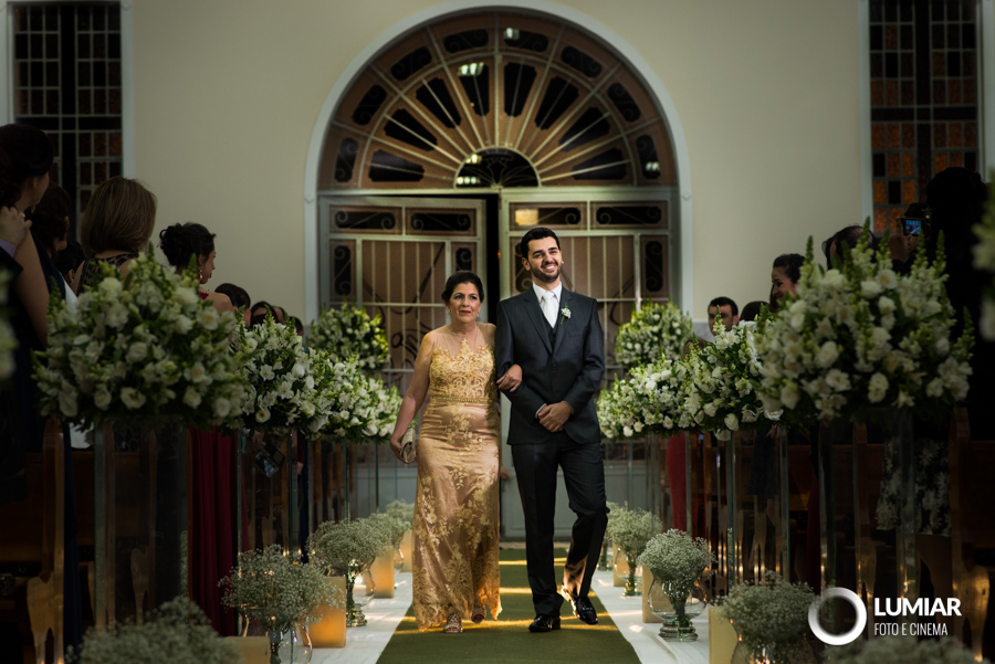 noivo entra com a mãe