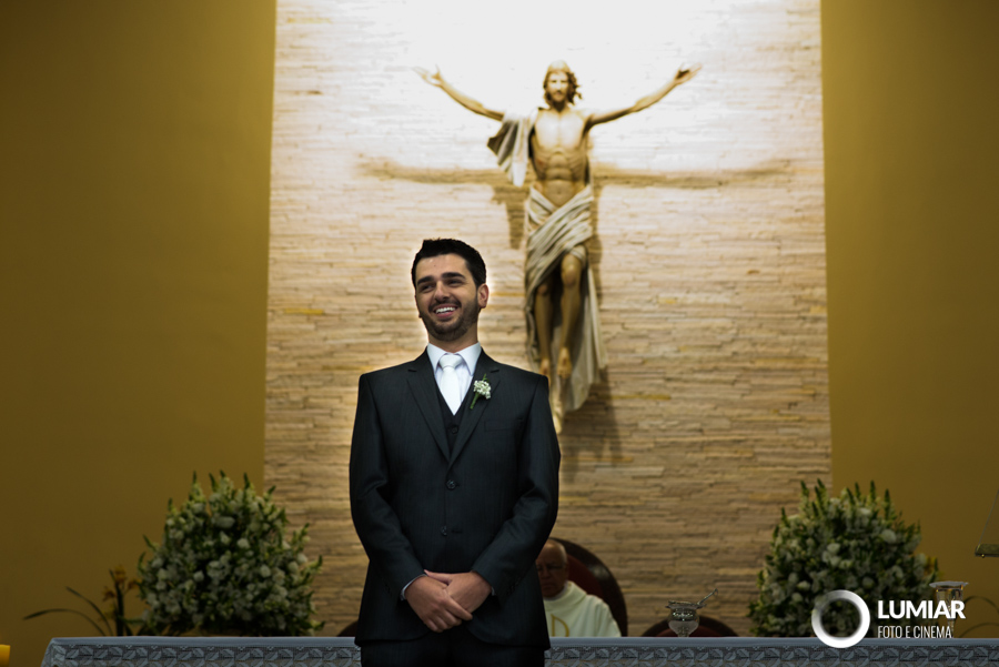 noivo espera noiva no altar