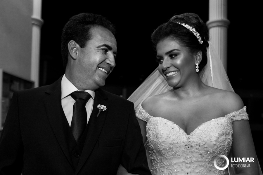 pai e filha entram no altar