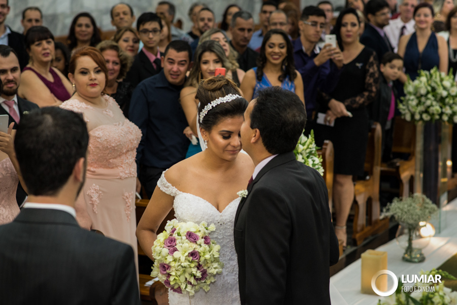 pai entrega filha no altar