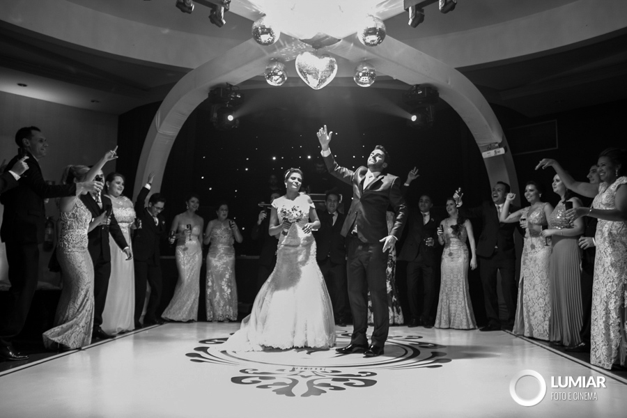 só alegria na entrada dos noivos