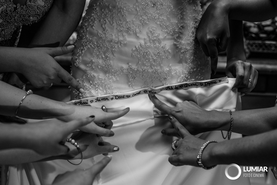 madrinhas na barra do vestido da noiva