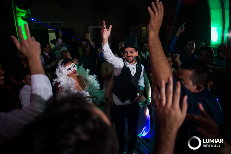 noivos comemoram junto os convidados