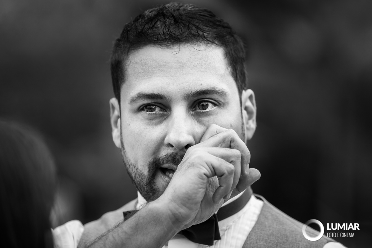 noivo já se emocionando