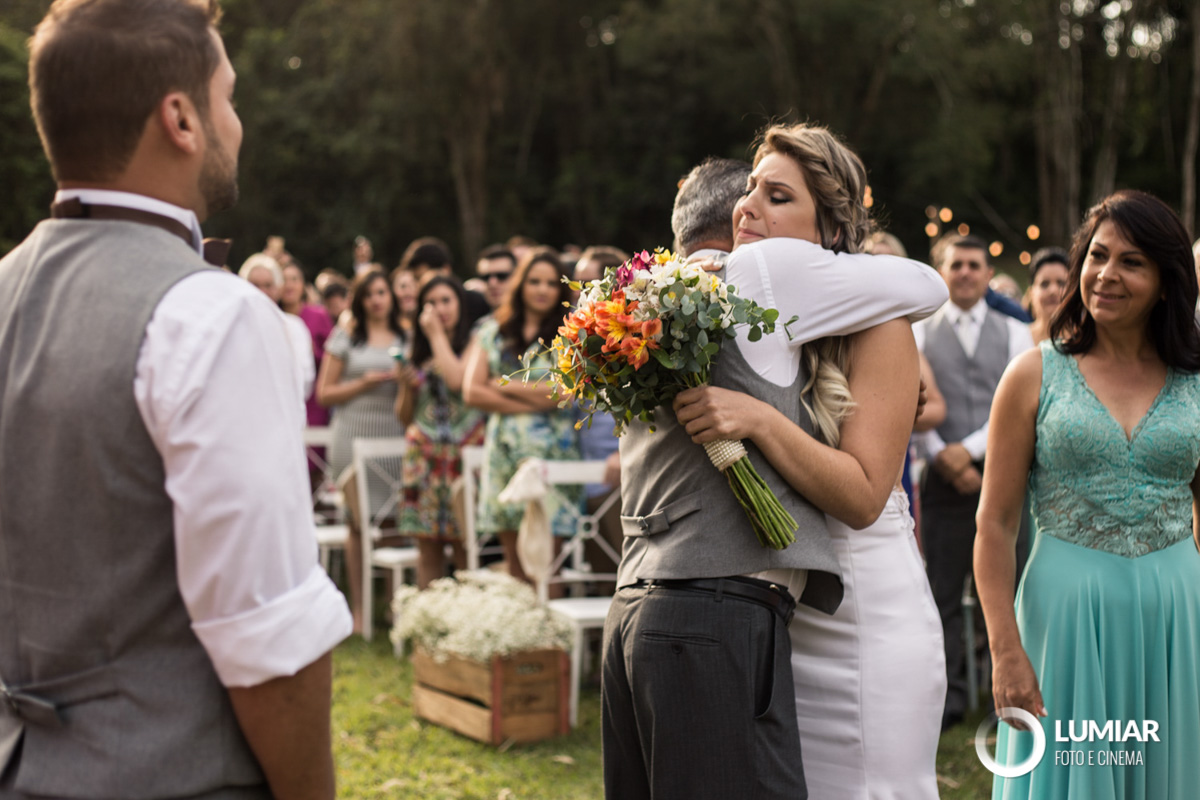 pais entregam noiva no altar