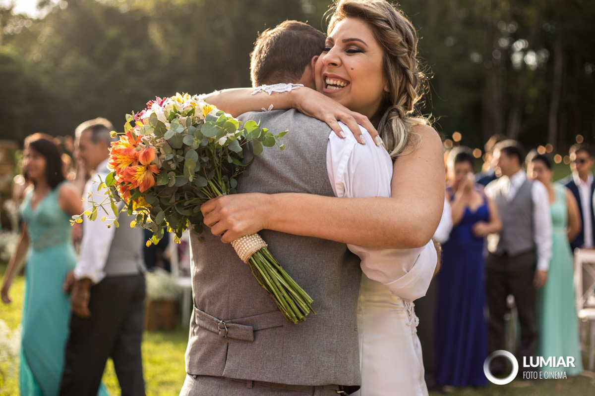 noivo recebe noiva no altar