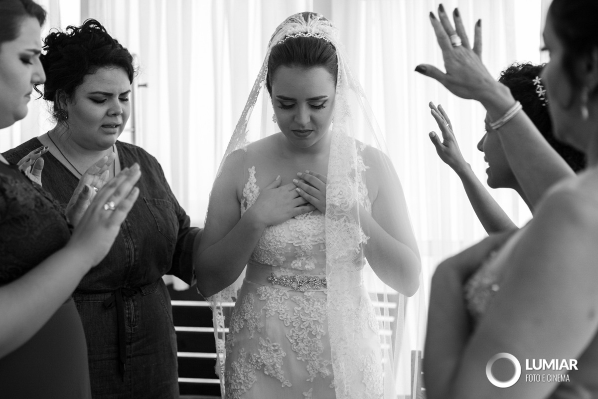 madrinhas rezam com a noiva