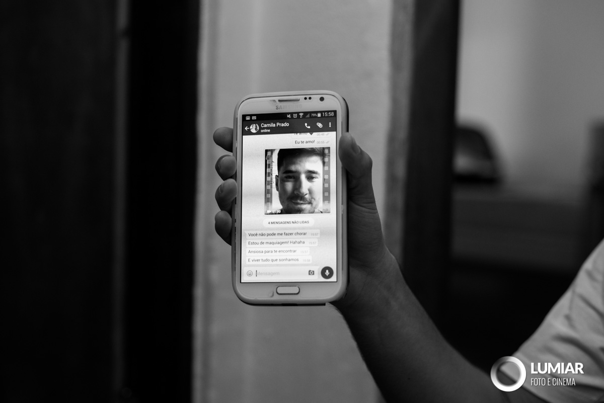 noivo se prepara para o casamento