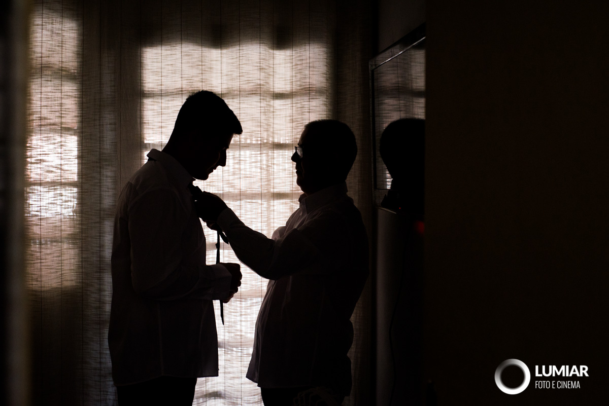 pai e noivo se arrumam para o casamento