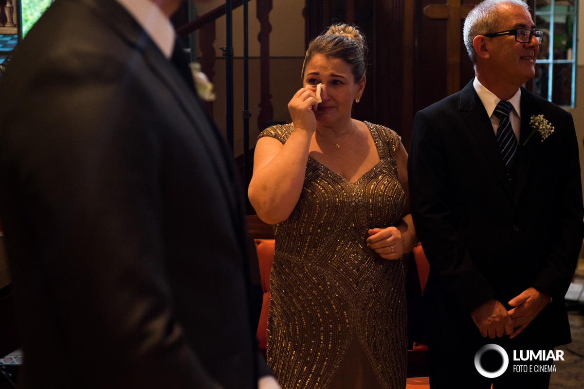 mãe emocionada no casamento