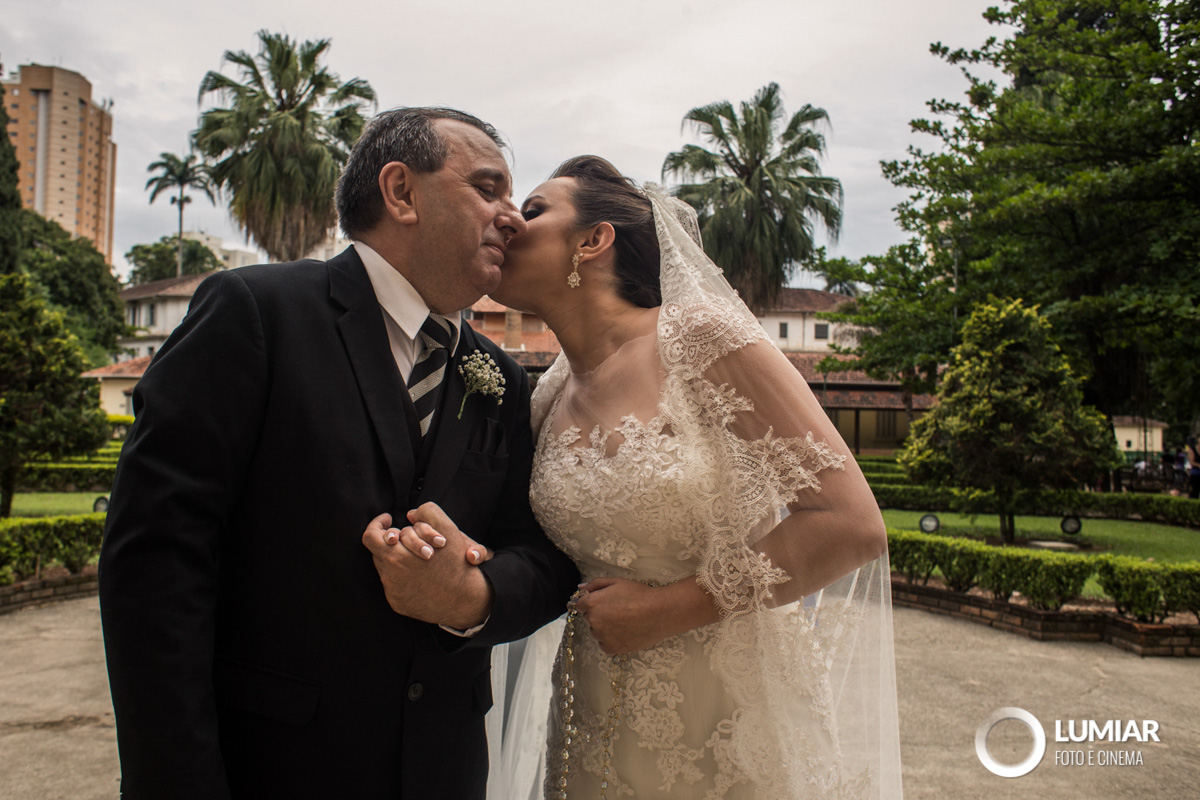 pai da noiva se emociona