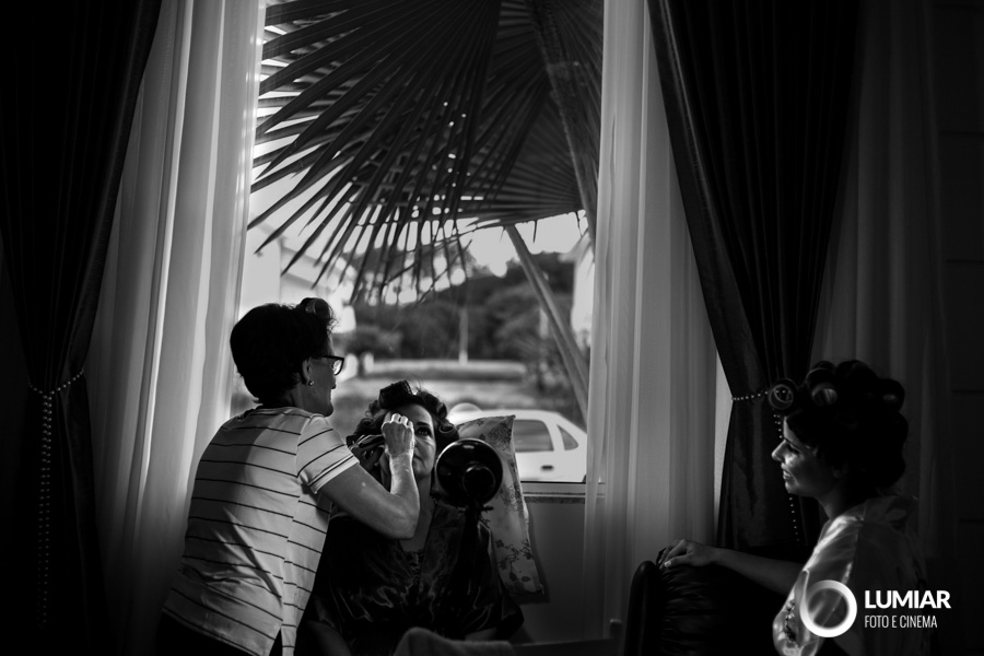 mãe se arrumando para o casamento