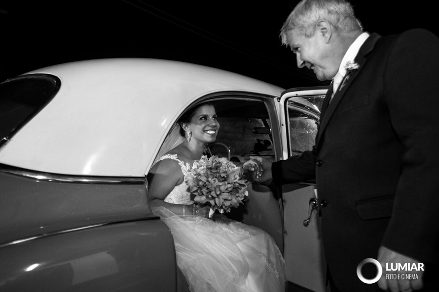 pai ajuda noiva a sair do carro