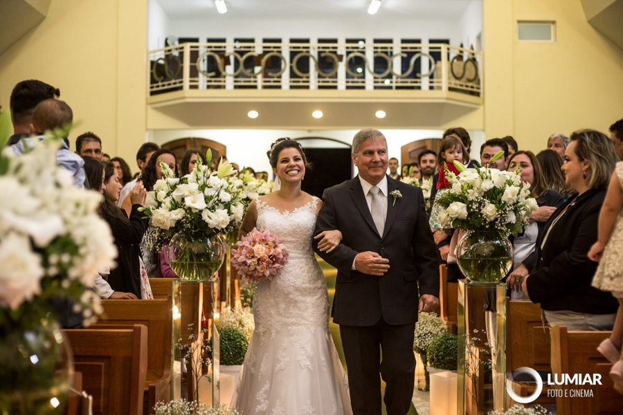 noiva entra na igreja