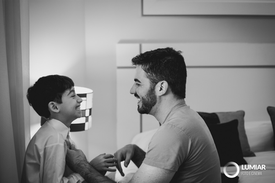 pai e filho se arrumam para casamento