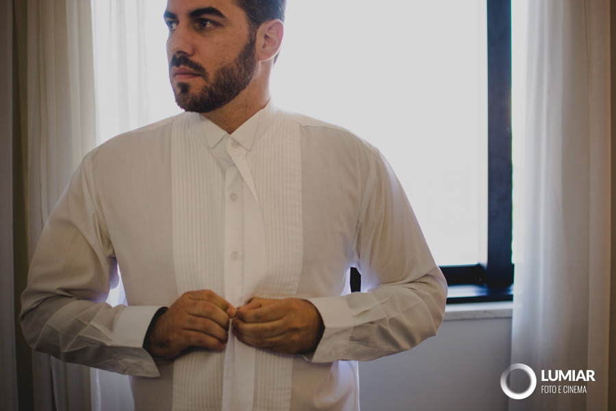noivo se prepara para o casamento