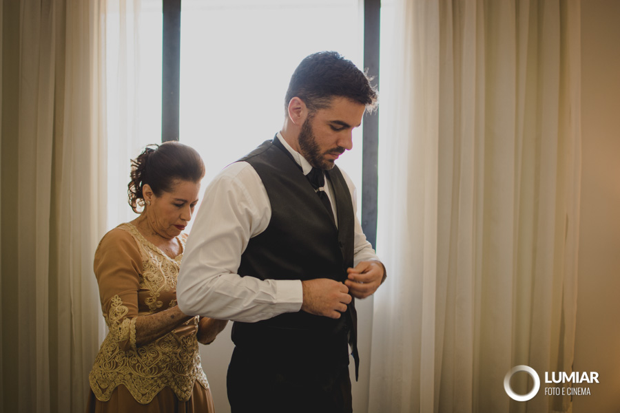 mãe e filho se arrumam para casamento